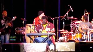 Craig Robinson on the Piano and Dancing