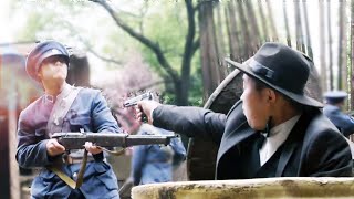 國軍隊長趁前線戰鬥激烈，潛入敵軍基地救人！沒想到敵軍竟然藏在水缸里偷襲