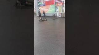 Дети издеваются над пьяной женщиной