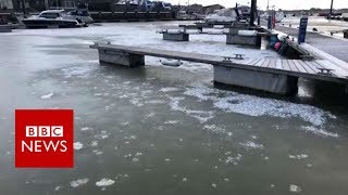UK weather: Sea freezes over at Isle of Wight harbour - BBC News