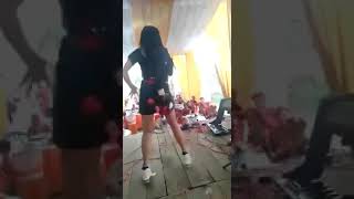 NGAKAK!! Asik Goyang Biduan Dangdut Seksi Terjungkal Panggung