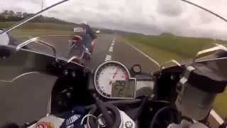 Сумасшедшая гонка BMW S1000 RR против Honda CBR 1000 по оживленной трассе