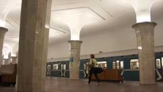 Кропо́ткинская метро́. subway Kropotkinskaja