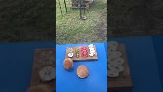 Как приготовить сочнейшие бургеры на мангале за 5 минут