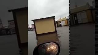 Во Владивостоке смыло павильон