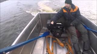 Маленькая лодка с водометом