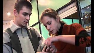 Ручка сквозь купюру