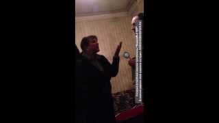 бабка дерется с полицией