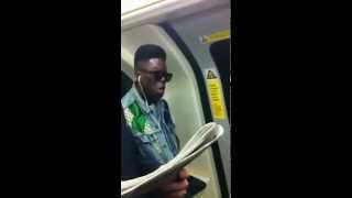 Негр поет в метро! прикол! songs in the subway