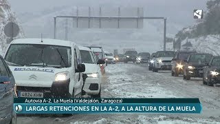 El temporal de nieve provoca largas retenciones en La Muela