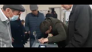 Выборы 2021: На участке 7100 в Чуйской области закончилась бумага в идентификационном аппарате