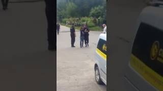 Сотрудники полиции избивают иностранцев в хованском кладбище