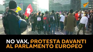 No vax, protesta davanti al Parlamento europeo