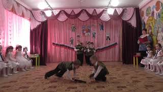 Танец с автоматами  'Поздравим пап'