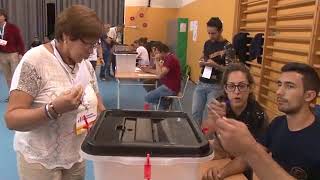 Llargues cues i aglomeracions a l'escola Teresa Miquel de Reus