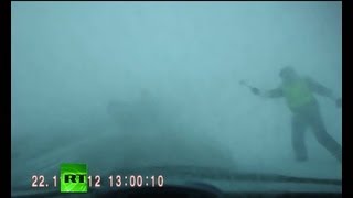 Сотрудник ДПС спас водителя в метель / Driver saved by traffic cop