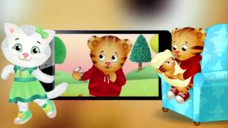 Тигренок Даниэль играет в мяч