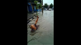 Momen Lucu saat Banjir Jakarta