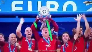 Video Cristiano Ronaldo Menjulang Piala Untuk Portugal Setelah Kemenangan UEFA EURO 2016