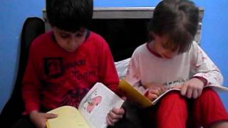 Pedro Henrique e Letícia lendo Agapinho