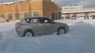 Suzuki Grand Vitara и Toyota Rav4 Покатушки по заснеженной парковке