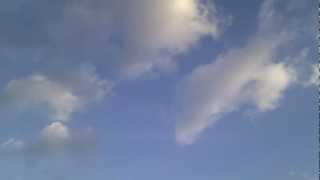 Nuages et ciel bleu en timelapse