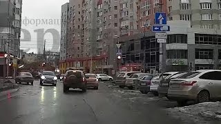 Lexus в центре Саратова едва не спровоцировал ДТП