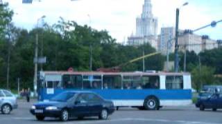 Троллейбус ЗиУ-682 едет без штанг