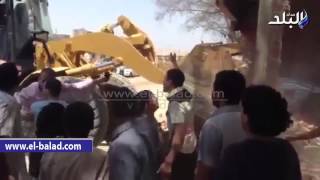 صراخ اهالي حلوان اثناء ازالة منزلهم بعد قرار محافظ القاهرة بهدم المباني المخالفة