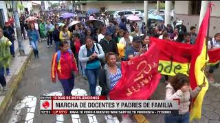 Marcha de maestros y padres de familia llegó hasta la Brigada Parlamentaria