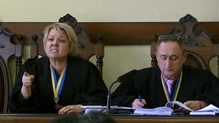 Репрессии в Украине. Судья истеричка запретила людям двигаться и дышать: Все по стойке смирно!