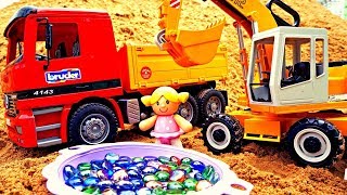 Добываем драгоценные камешки в песке с машинками. Видео для детей