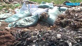 Đổ trộm bùn thải bằng xe ba gác gần chợ Bình Điền