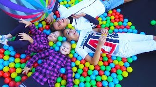 Не поделили БАТУТ Розыгрыш для детей ЗАСЫПАЛИ батут шариками for kids