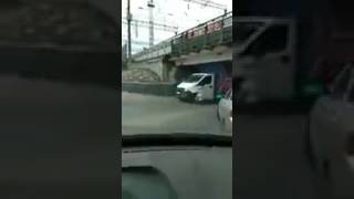 Застрявшая под мостом «ГАЗель» блокировала движение