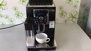 Кофемашина Delonghi ECAM 23.460.B готовит капучино.