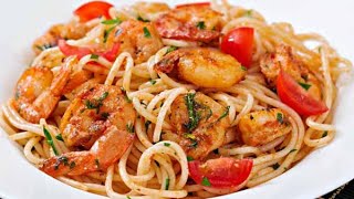 Espaguetis con camarones en salsa de tomate