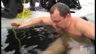 The Russian man in an ice-hole. | Мужик ныряет в прорубь с одной веревкой!