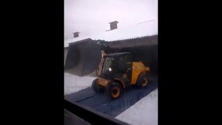 Телескопические погрузчик JCB 520-40. Погрузка зерна.