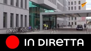 La situazione fuori dall'ospedale di Berlino dove viene curato Alexey Navalny