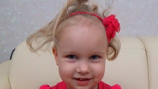 Алиса показывает свои покупки в магазине