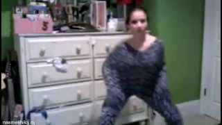 Заводной танец девушки в пижаме (Girl Dancing in Pyjama Pants)