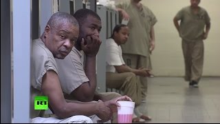 Надзиратели в тюрьмах США издеваются над душевнобольными заключенными (18+)