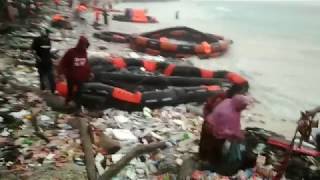 Suasana evakuasi KM Lestari maju yang k4ram di Selayar