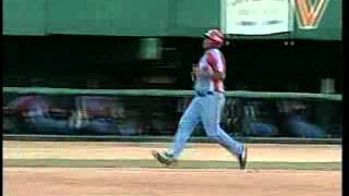 Samón batea y le da al pitcher