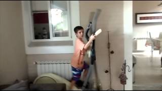 Niño haciendo gimnasia