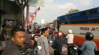 Kelakuan BUS NGEBLONG !! Dihadang WARGA + Tentara ❓(+62)