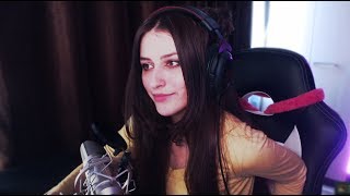 Девушка играет на faceit CS:GO