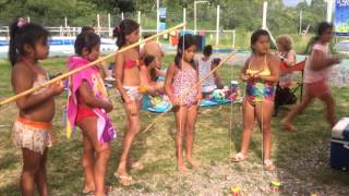 Actividades recreativas para niños en la pileta del Complejo Recreativo Forestal