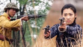 共軍隊長被漢奸出賣，女兵為了救他，掏出自己的雙槍瘋狂射擊吸引敵人追捕！ 抗日